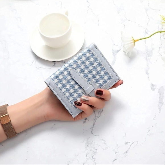 Women's Wallet Multiple Slot Credit Card ID License Card Slim Design New - Picture 2 of 10